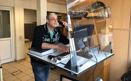 Vertriebsleiter Matthias Scharf zeigt eine Variante der Spuckschutz-L&ouml;sungen. (Foto: Unternehmen)