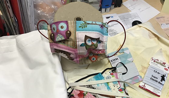 In der Jugendkunstschule n&auml;ht man jetzt Atemschutzmasken (Foto: Sylvia Spehr)