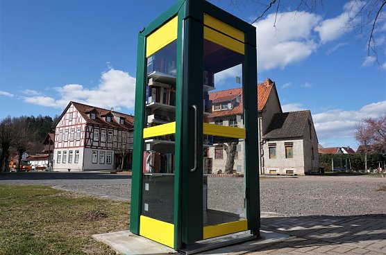 Die B&uuml;cherzelle steht auf dem Kirchplatz. (Foto: Susanne Schedwill)