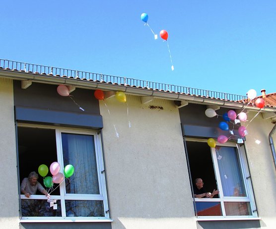 Die Kinder der Jugendfeuerwehr Niedersachswerfen und der Kita Wirbelwind &uuml;berreichten dem Seniorenzentrum Katharina-von-Bora einen Karton voller Guten W&uuml;nsche f&uuml;r die Senioren Seniorinnen und Mitarbeiter (Foto: Lydia Schubert)