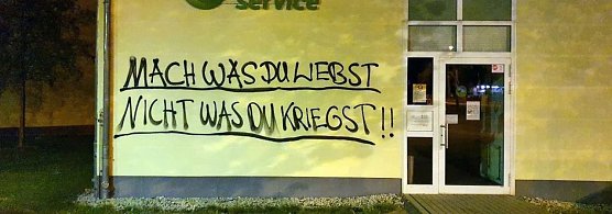 Schmierereien am Jobcenter (Foto: Polizei)