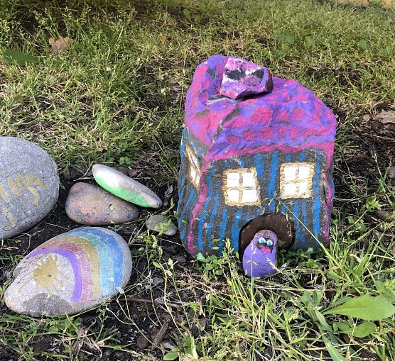 Bunte Steine gegen den grauen Alltag (Foto: Jenifer Kolditz) Bunte Steine gegen den grauen Alltag (Foto: Jenifer Kolditz)