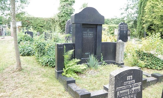 Grabmal Adolf Eisner (Foto: Dr. Marie-Luis Zahradnik)