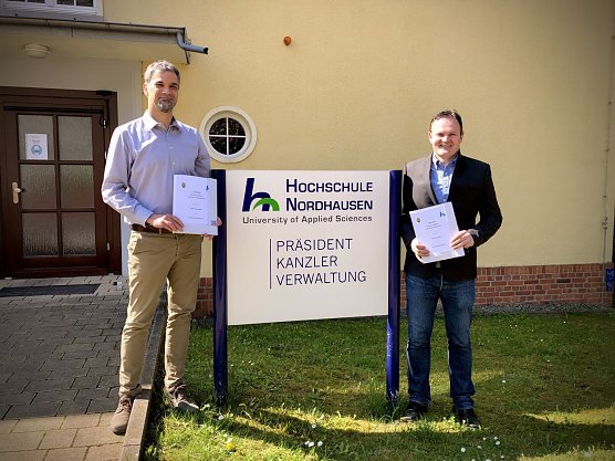 Kooperation zwischen Stadtverwaltung Nordhausen und Hochschule Nordhausen unterzeichnet,  rechts Oberb&uuml;rgermeister Kai Buchmann, links Pr&auml;sident Prof. Dr. J&ouml;rg Wagner (Foto: Tina Bergknapp)