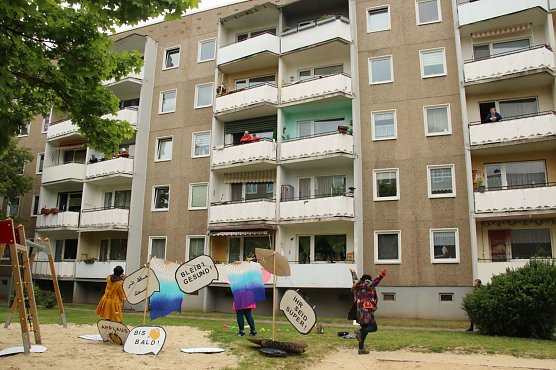 Am Ende der Show zeigten sich viele interessierte Gesichter auf Balkonen und hinter Fensterscheiben (Foto: agl)