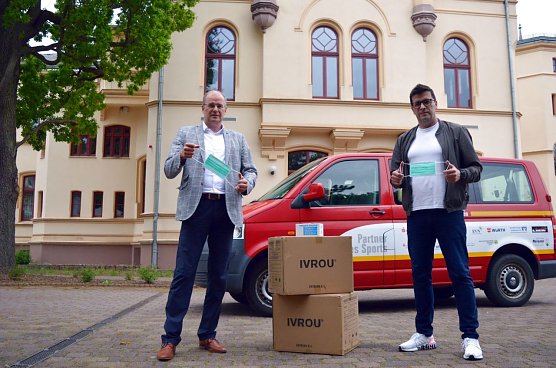 Landrat Matthias Jendricke hat heute 4.000 Mund-Nasen-Masken an Patrick B&ouml;rsch, Gesch&auml;ftsf&uuml;hrer des Kreissportbundes Nordhausen, f&uuml;r die rund 140 Sportvereine im Landkreis &uuml;bergeben (Foto: Nicole Mattern)