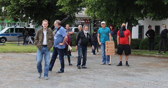 Demonstranten beraten die Situation (Foto: oas)