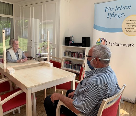 Besucher im Sonnenhof (Foto: Danny Kais) Besucher im Sonnenhof (Foto: Danny Kais)