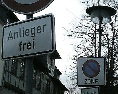 Schilder-Irrsinn (Foto: Thume)