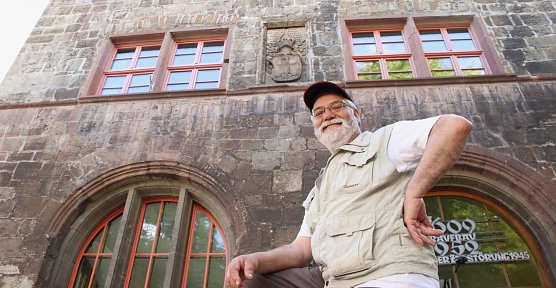 Michael Garke vor dem "Theodosius-Stein" am Nordh&auml;user Rathaus (Foto: agl)