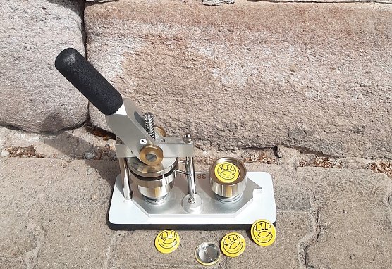 Buttonmaschine (Foto: F.Tuschy)