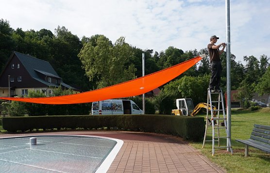 Sonnensegel f&uuml;r das Kinderbecken im Freibad Niedersachswerfen (Foto: Susanne Schedwill)