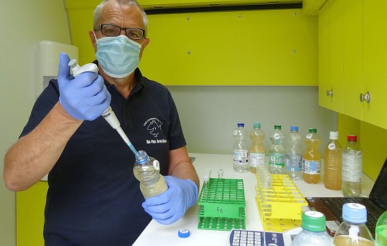 Harald G&uuml;lzow analysiert eine Gew&auml;sserprobe (Foto: vor-gew&auml;sserschutz)