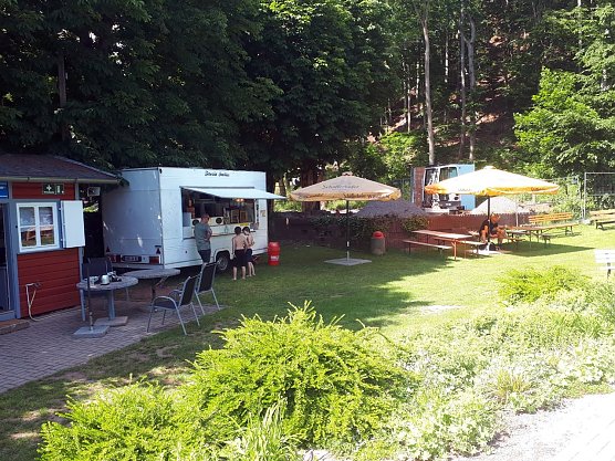 Imbiss im Neust&auml;dter Waldbad (Foto: Roland Gerlach)