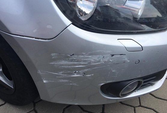 Unfallwagen mit Besch&auml;digung (Foto: PI Nordhausen)