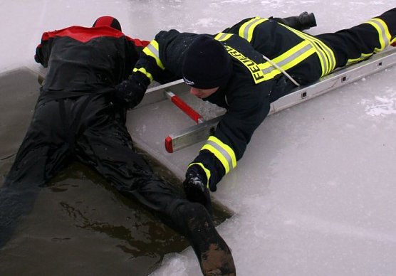 Eiskalt gerettet (Foto: M. Herting ) Eiskalt gerettet (Foto: M. Herting )
