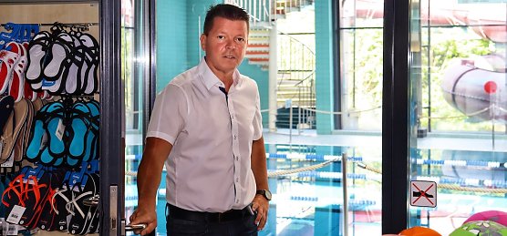 Jens Eisenschmidt, Gesch&auml;ftsf&uuml;hrer der Badehaus Nordhausen GmbH, und sein Team freut sich auf die Badehaus-G&auml;ste ab Montag. (Foto: &copy;Stadtverwaltung Nordhausen)