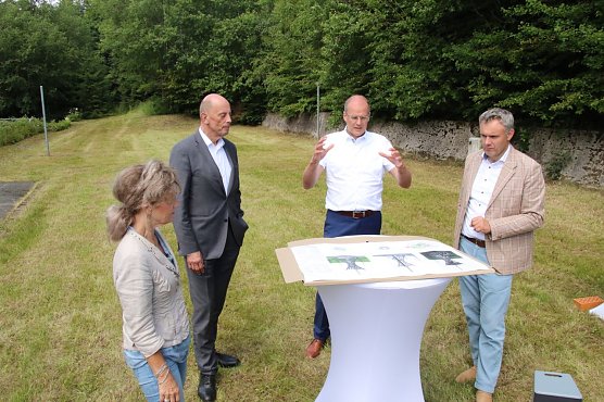 v.l.: Landtagspr&auml;sidentin Birgit Keller, Minister Wolfgang Tiefensee, Landrat Matthias Jendricke und Gunnar Reuter, Chef der Service-Gesellschaft (Foto: agl)
