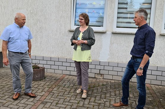 Christian Kowal (Kultur- und Geschichtsverein Clettenberg), Carola Gr&uuml;tzner-Radtke (Schulleiterin der Grundschule Klettenberg) und Andreas Gerbothe (Foto: Gemeinde Hohenstein)