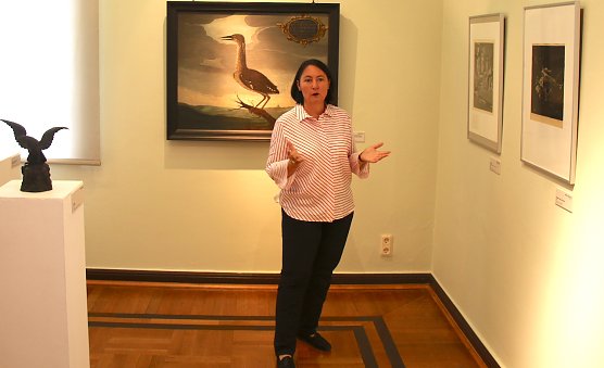 Kunsthaus-Leiterin Susanne Hinsching erl&auml;utert die Ausstellung - hier im Vogelzimmer (Foto: nnz)