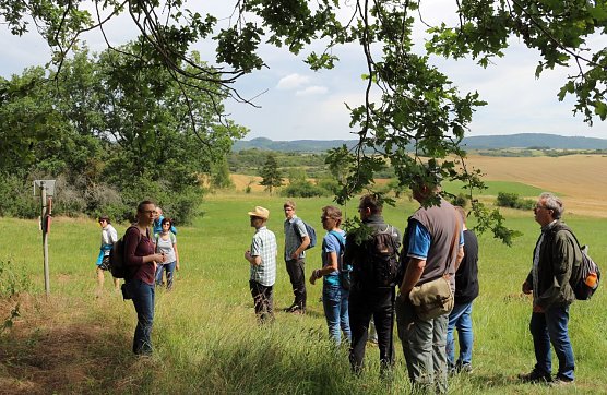 Dr. Kathleen Prinz erl&auml;utert den Teilnehmenden Besonderheiten der heimischen Flora (Foto: Silke Schulze)