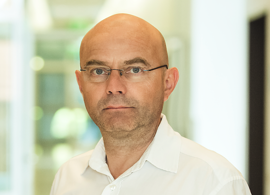 Oberarzt Dr. med. Peter Oswald behandelt in seiner Sprechstunde Patienten mit Schulter- oder Sprunggelenksverletzungen (Foto: Helios Klinik Bleicherode)