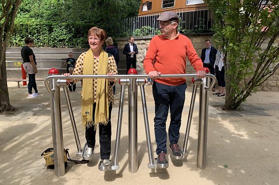 Der Beintrainer ist leicht zu handhaben und bereitet offensichtlich Vergn&uuml;gen (Foto: oas)