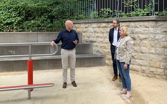 Diakonie-Gel h&auml;ftsf&uuml;hrer Michael G&ouml;rk mit Sven Gerwin und B&uuml;rgermeisterin Jutta Krauth (v.l.n.r.) (Foto: oas)