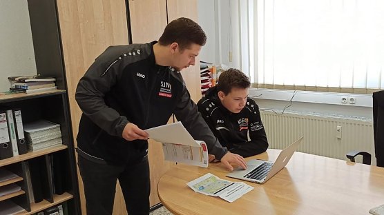 Studentischer Praktikant Marvin Hoecke (links) und BFDler Paul Brauer (rechts) bei der Planung des Projektes Ferien-Days-2020 (Foto: Ludwig Meyer)