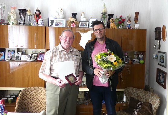 Verleihung der Ehrenmedaille des Kreissportbund NDH e.V. von Patrick B&ouml;rsch (Leiter Gesch&auml;ftsstelle des KSB) an Kurt Wetzel  (Foto: KSB)