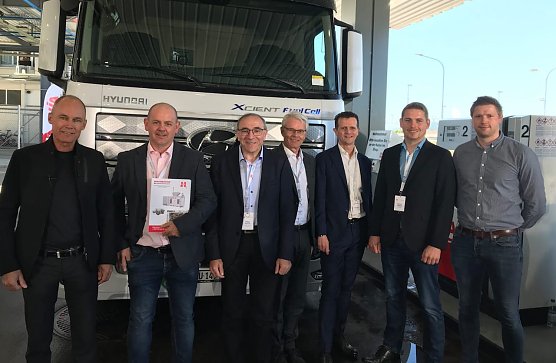 Vor der neue Tankstelle in St. Gallen: (v.l.n.r.): Bertrand Piccard (Schweizer Pionier der E-Mobilit&auml;t), Ren&eacute; Himmelstein (Vice President der Maximator GmbH), Dr. Philipp Dietrich (CEO H2 Energy AG), Hansj&ouml;rg Vock (Vice President H2 Energy AG), Rolf Huber (Chairman H2 Energy AG), Markus Stephan (Ing. Maximator Advanced Technology), Gerrit Leckel (Projektleiter Maximator GmbH) (Foto: Maximator)