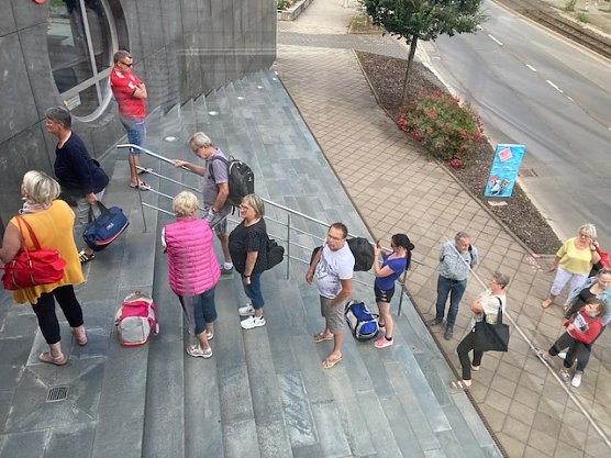 Schlange vor dem Badehaus (Foto: Badehaus Norfdhausen)