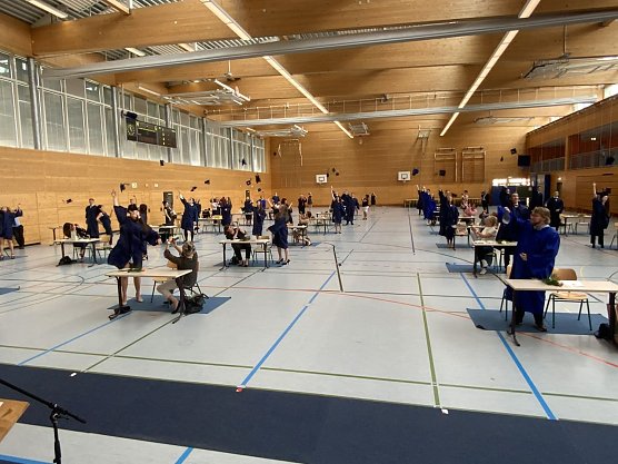 33 Absolventen des Bleicher&ouml;der Schillergymnasiums erhielten ihre Abiturzeugnisse in der Turnhalle der Schule (Foto: Johannes Eichhorn)