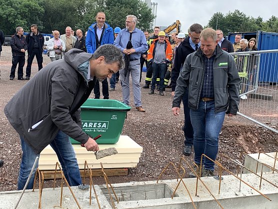 Der Oberb&uuml;rgermeister als Maurer, kritisch &uuml;berpr&uuml;ft vom Fachmann Silvio Wagner (Foto: oas)