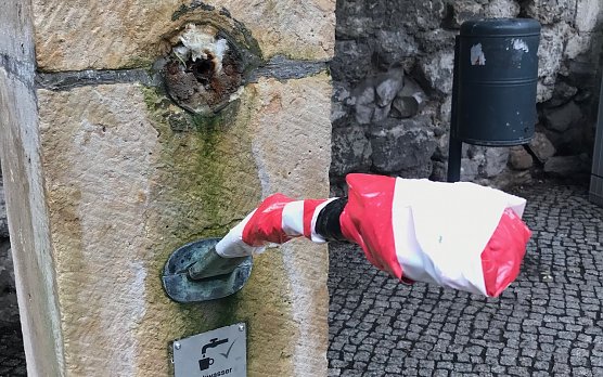 Besch&auml;digter Bauernbrunnen in der Nordh&auml;user Altstadt (Foto: &copy;Stadtverwaltung Nordhausen)