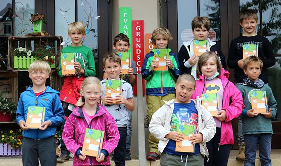 Neues Hausaufgabenheft mit Kiki Karotte (Foto: LRA NDH) Neues Hausaufgabenheft mit Kiki Karotte (Foto: LRA NDH)