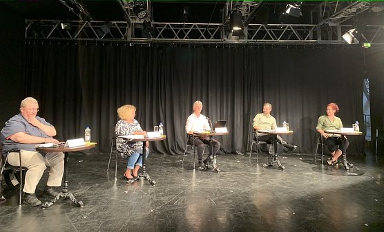 Mit Abstand betrachtete Theaterleitung in der ehemalige Spielst&auml;tte TuD (Foto: oas)