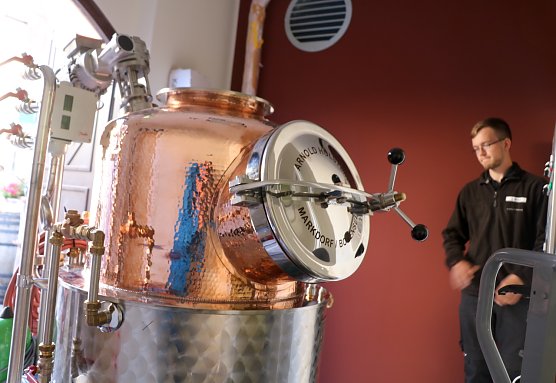 Das ist das Ding! Neue Brenblase f&uuml;r die Gin-Destillation (Foto: T.M&uuml;ller)