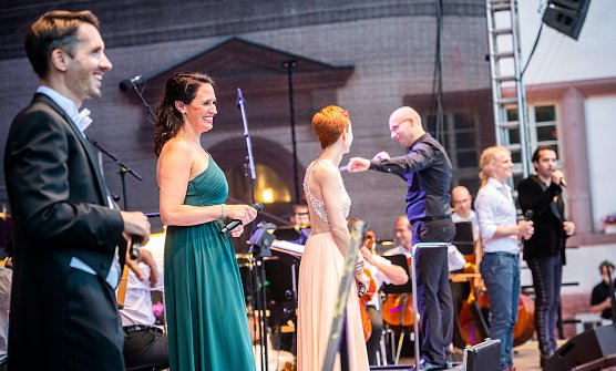 (v. l. n. r.): Sven Mattke, Femke Soetenga, Anna Preckeler, Henning Ehlert, Tobias Bieri und Nicky Wuchinger bei der Musicalgala Broadway Forever (Foto: Marco Kneise)