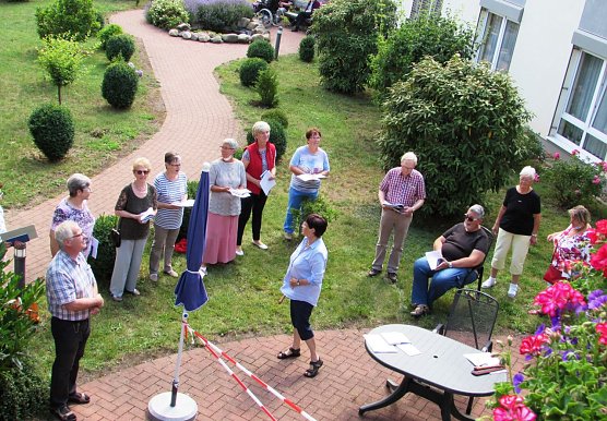 Der Kirchenchor Harztor singt f&uuml;r die Senioren (Foto: Lydia Schubert)