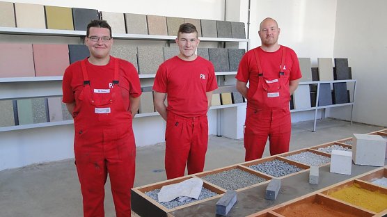 Die P.V. Betonfertigteilwerke gratuliert den beiden Absolventen Markus Heise und Dominic Heyer zur erfolgreich bestandenen Abschlusspr&uuml;fung (Foto: P.V. Betonfertigteilwerke GmbH)