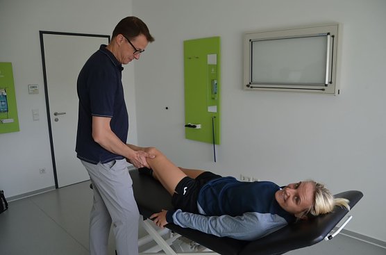 Dr. Lars Irlenbusch bei der sportorthop&auml;dischen Untersuchung von Mark&eacute;ta Jer&aacute;bkov&aacute; (Foto: HaJo Steinbach)