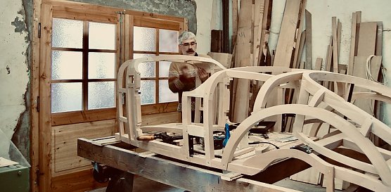 Meister am Hobel mit Benzin im Blut - Uwe Thiede bei der Arbeit (Foto: Hubert Rein)