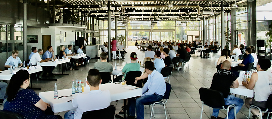 36 "Junge Sterne" - im Autohaus Peter wurden heute die neuen Auszubildenden begr&uuml;&szlig;t (Foto: agl)