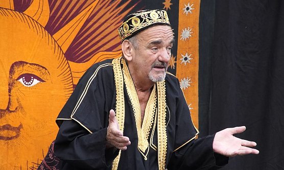 Alexander Finkel vom Theater f&uuml;rs Ohr kommt mit Paulo Coelhos Der Alchemist in den Ratssaal (Foto: &copy;Stadtbibliothek Nordhausen)