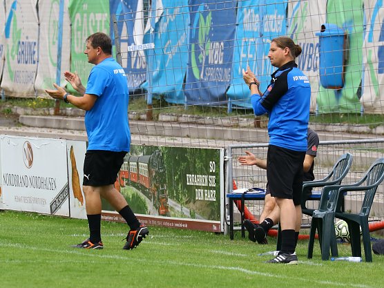 Seeland und sein Co-Trainer Ingo G&ouml;rke (links) feuern ihr Team an (Foto: B.Peter)