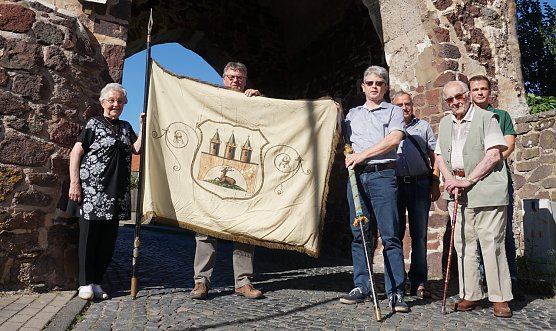 J&uuml;rgen Vopel (hinter der Fahne)  &uuml;berbrachte Dirk Erfurt jetzt die Sch&uuml;tzenfahne. Weiterhin auf dem Foto (v.l.n.r.): Ruth Str&ouml;bele, Harry Appenrodt, Rupert Str&ouml;bele und Andreas Lohrengel. (Foto: Susanne Schedwill)