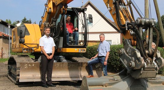 v.l.: Oberb&uuml;rgermeister Kai Buchmann, Holbachs Ortsteilb&uuml;rgermeister Henryk Zimmermann und Hohensteins B&uuml;rgermeister Andreas Gerbothe  (Foto: agl)