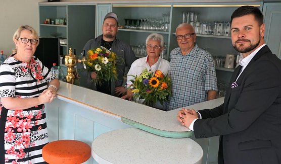 SWG-Chefin Inge Klaan (l.) und Pascal Wetzler (r.) verabschiedeten jetzt die Gastronomen Helmut und Marianne Schenke und begr&uuml;&szlig;ten den Nachfolger Philipp Gerlach. (Foto: SWG/Susanne Schedwill)