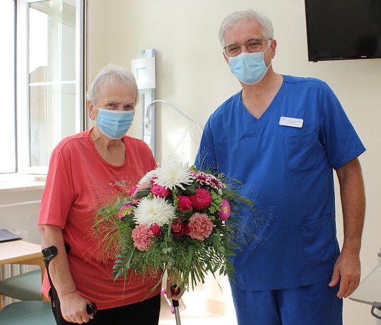 Marianne renner mit Dr. Steffen Kohler (Foto: Helios Klinik Bleicherode)